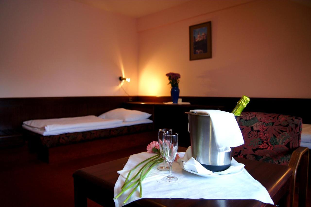 Hotel Floret Prŭhonice Ngoại thất bức ảnh